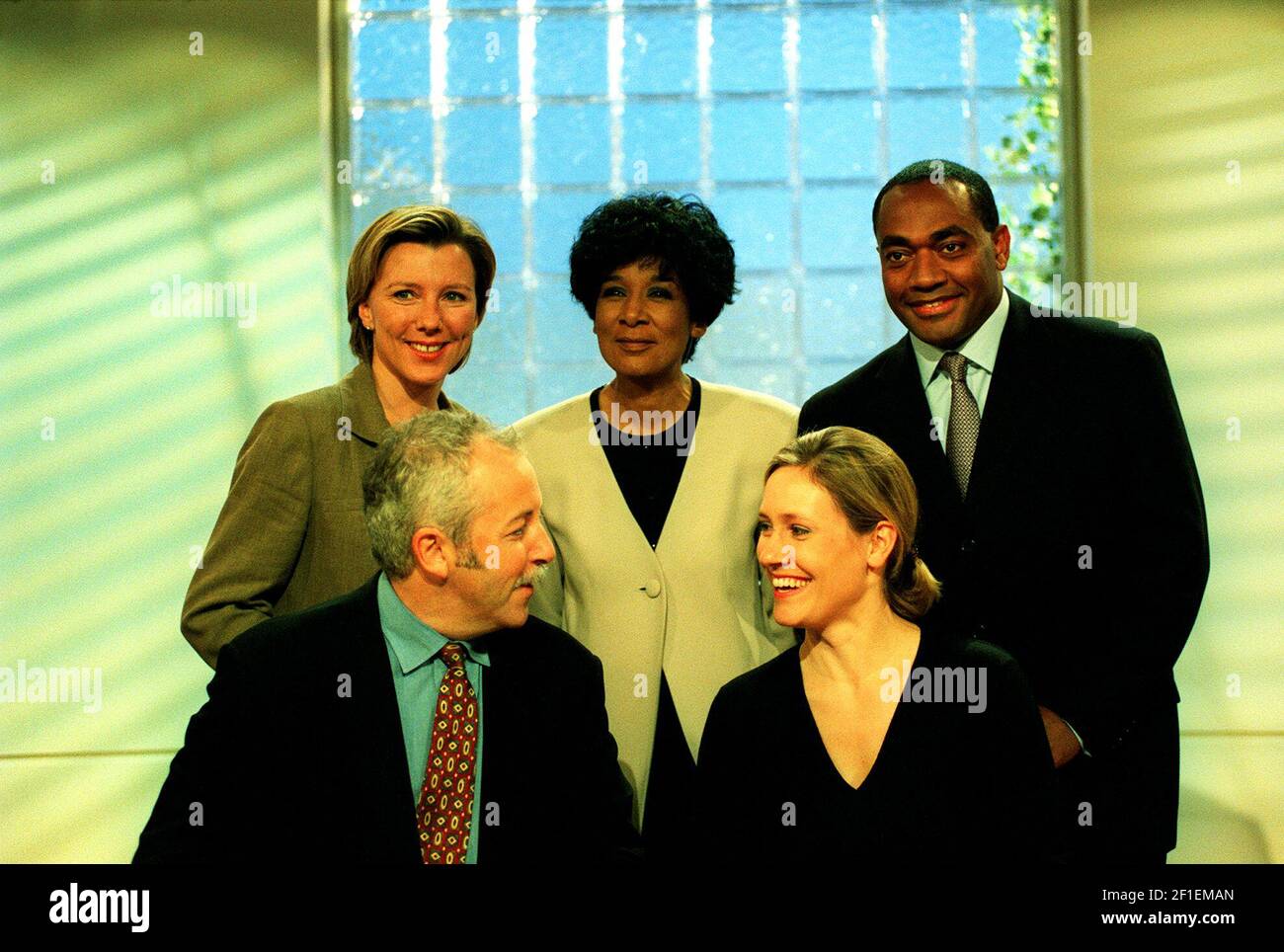 PHOTOCALL PER I PRESENTATORI DEL NUOVO SHOW MATTUTINO DELLA BBC CHIAMATO 'BREAKFAST' CHE SOSTITUIRÀ 'BREAKFAST NEWS'. FOTO SCATTATE SUL SET.JEREMY BOWEN E SOPHIE RAWORTH (FRONTE) PRESENTERANNO LO SPETTACOLO DAL LUNEDÌ AL GIOVEDÌ. LA FILA POSTERIORE, A SINISTRA, È SARAH MONTAGUE, CHE PRESENTERÀ LO SPETTACOLO CON DARREN JORDAN (A DESTRA) IL VENERDÌ E NEI FINE SETTIMANA. AL CENTRO È MOIRA STUART CHE LEGGERÀ I BOLLETTINI DI NOTIZIE 28.9.00 PIC:JOHN VOOS Foto Stock