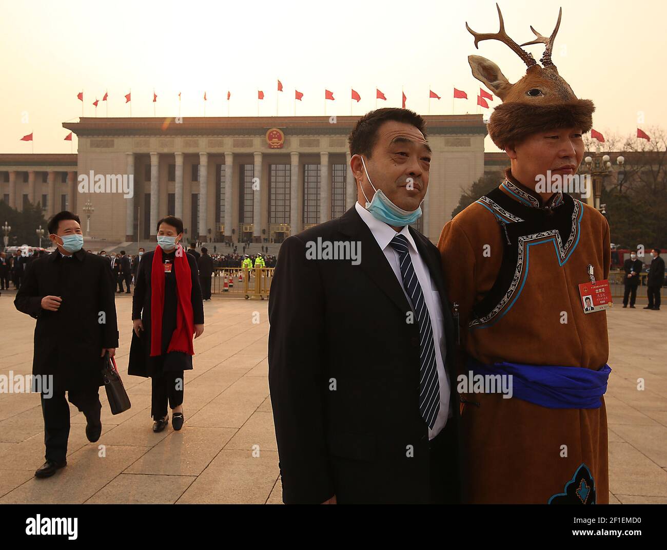 Pechino, Cina. 8 marzo 2021. I delegati cinesi posano per le foto dopo la chiusura della quarta sessione del 13° Congresso Nazionale del Popolo (NPC), tenutasi nella Grande Sala del Popolo a Pechino lunedì 8 marzo 2021. La Cina accelererà il processo legislativo volto a contrastare le sanzioni estere e la "giurisdizione a lungo braccio", principalmente finalizzata all'uso da parte degli Stati Uniti delle sanzioni contro la Cina per le sue politiche, secondo la sua relazione annuale di lavoro alla sessione parlamentare. Foto di Stephen Shaver/UPI Credit: UPI/Alamy Live News Foto Stock