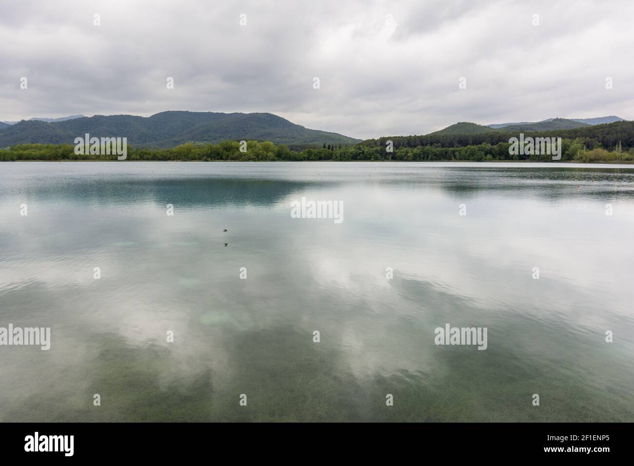 Lago Banyoles con cielo nuvoloso in Spagna. Foto Stock