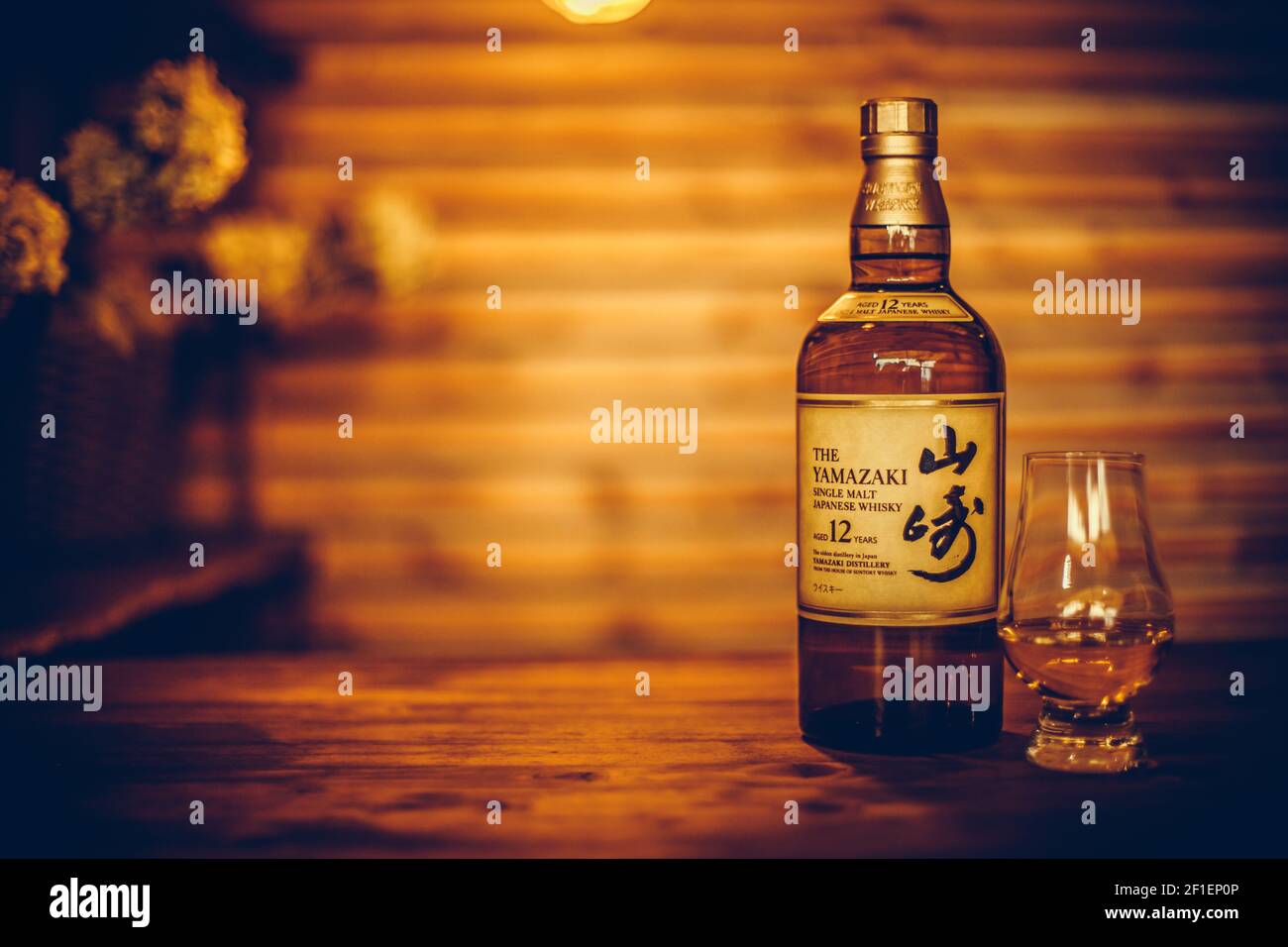 Bucarest, Romania - 25 febbraio 2021: Immagine editoriale illustrativa di una bottiglia di whisky giapponese al malto singolo Yamazaki e di un bicchiere di whisky Glencairn Foto Stock
