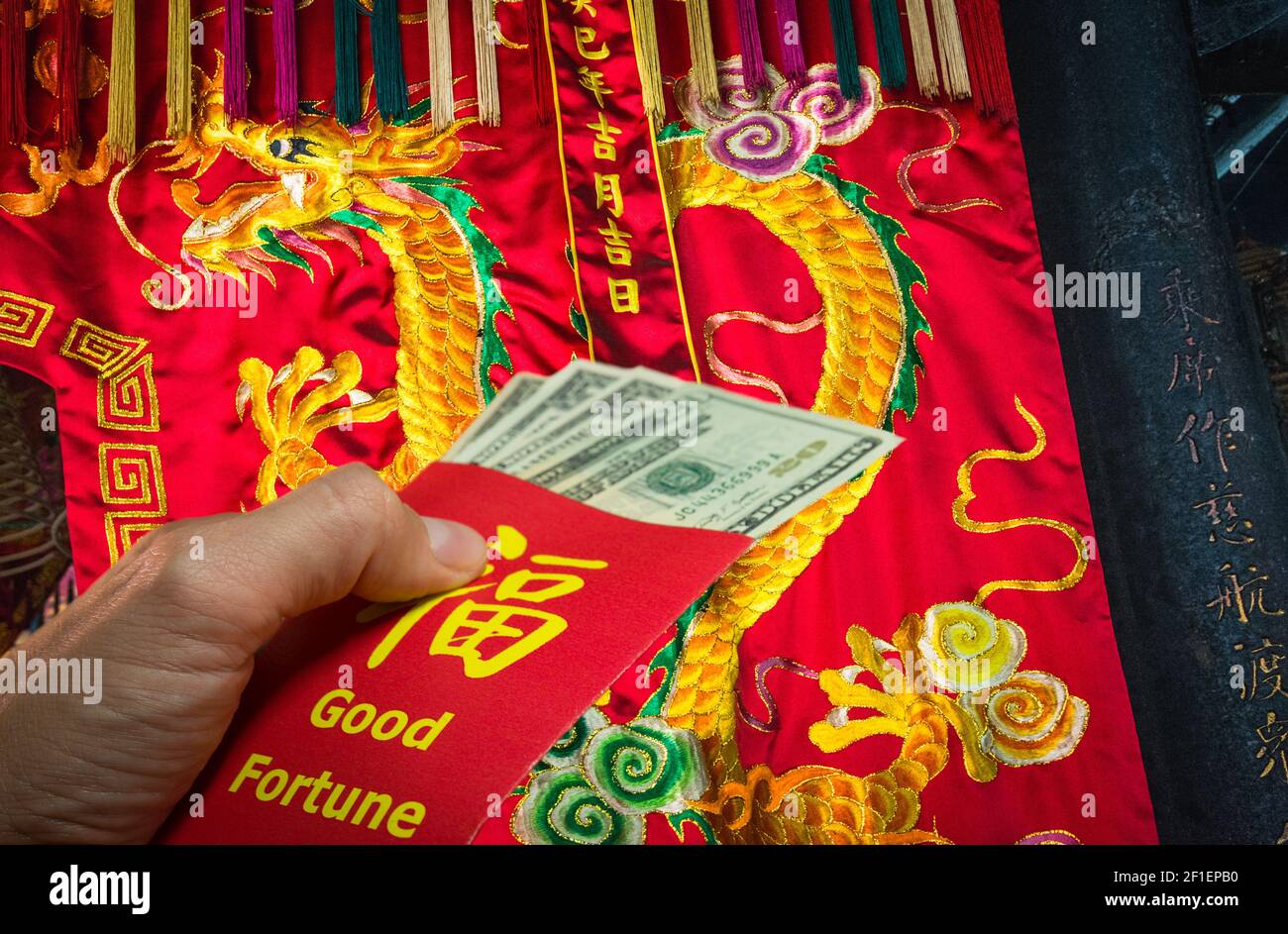 Drago Cinese e busta rossa o hong bao durante il Nuovo Anno Cinese in Cina e Taiwan Foto Stock