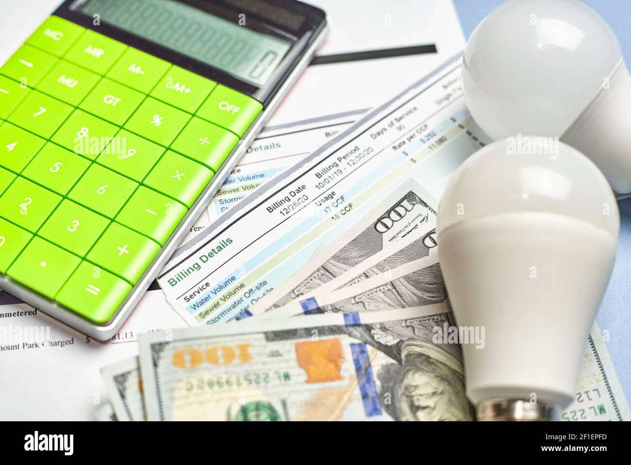 Bollette mensili di servizio. Costo delle utenze. Pianificazione dei costi delle utenze nel budget mensile. Bollette elettriche per stato rapporto mensile. Budget per Foto Stock