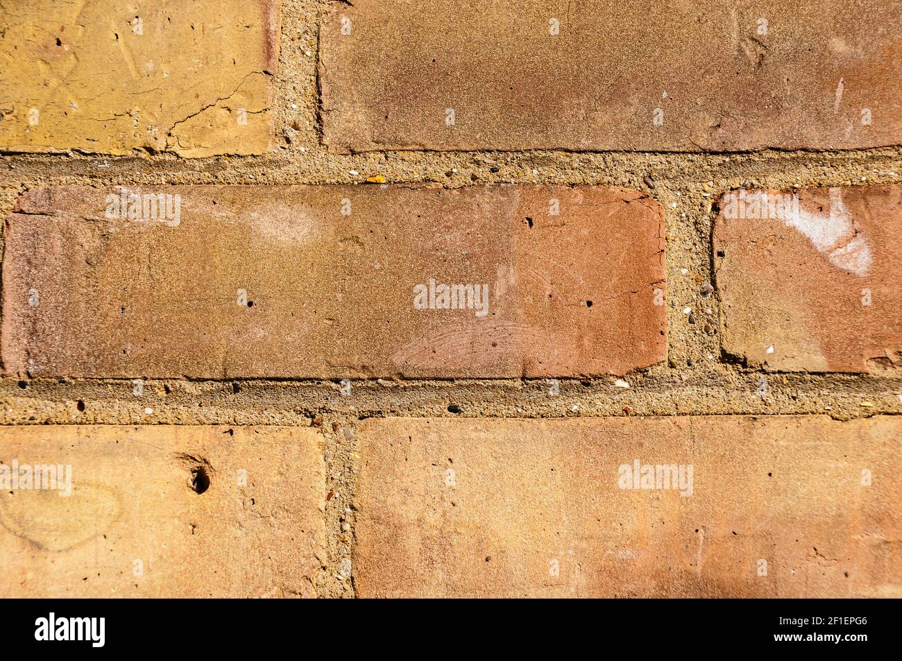 Muro con muratura sotto il vecchio mattone distrutto di beige chiaro. Mortaio bianco, struttura, primo piano. Foto Stock