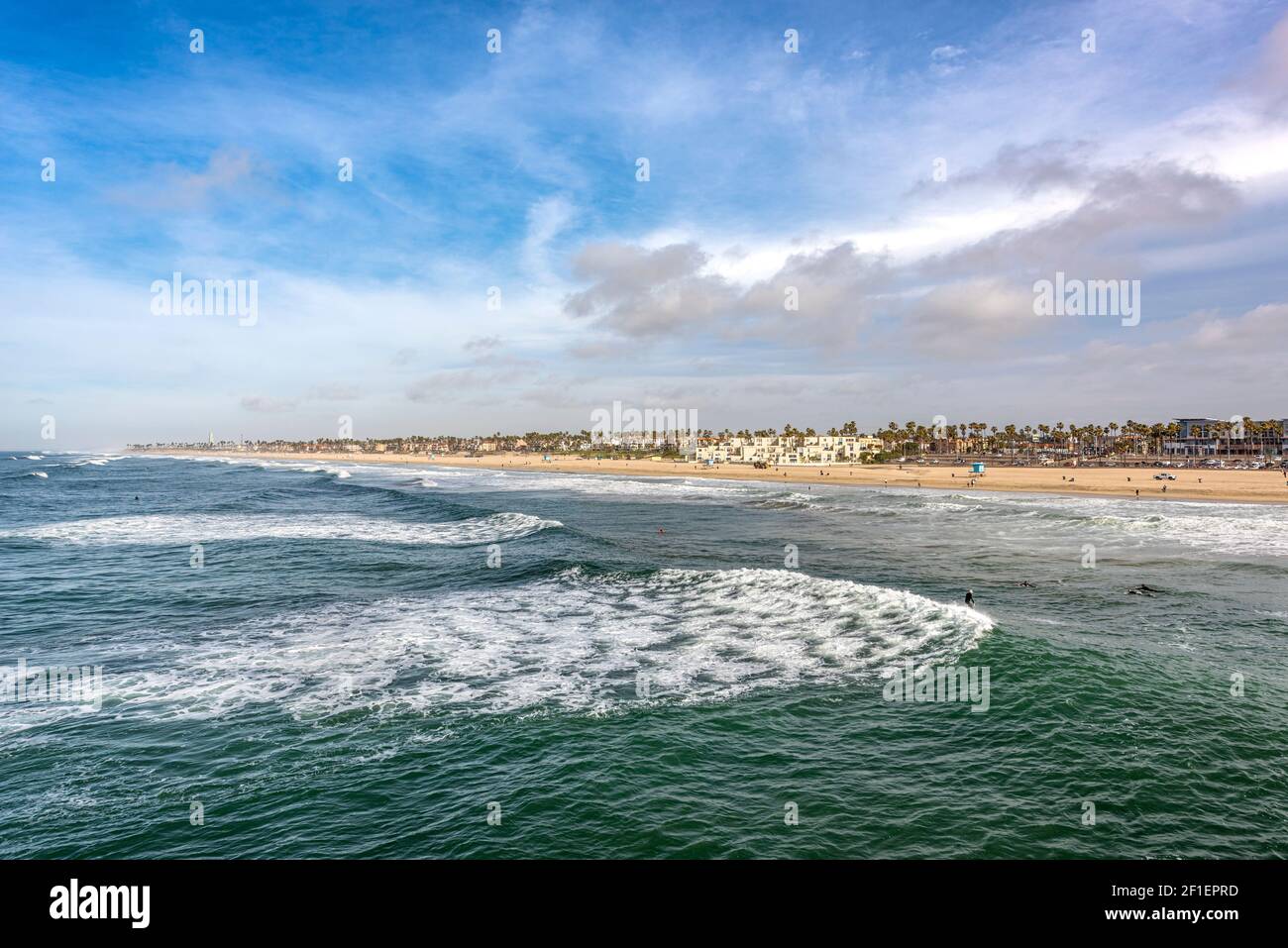Huntington Beach, costa californiana durante una classica giornata estiva, mostra ai surfisti che si divertono e ai beachgoer che si rilassano. Foto Stock