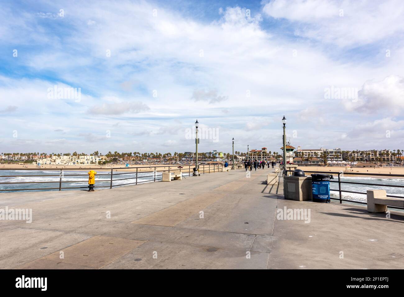 La piattaforma del molo di Huntington Beach che guarda verso la riva mostra le splendide viste che si possono vedere dall'alto in cima alla piattaforma. Foto Stock