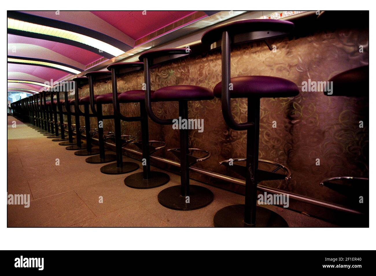 Zander apre un nuovo ristorante e bar a Londra. La barra può ospitare fino a 60 posti ed è dichiarata la più lunga d'Europa. Foto Stock