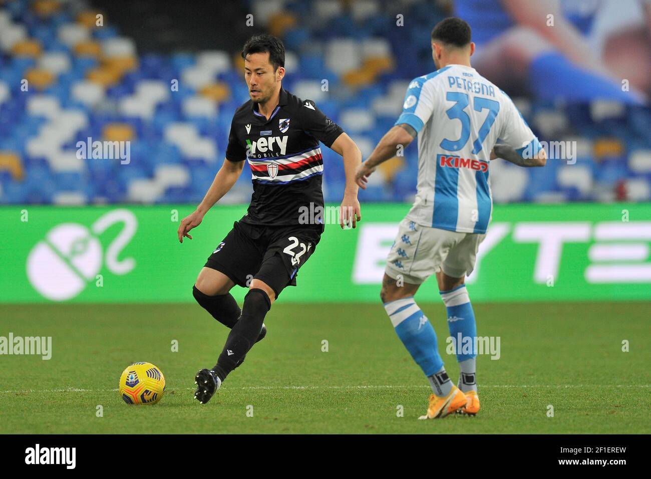 Maya Yoshida calciatore di Sampdoria, durante la partita del campionato  italiano di calcio tra Napoli e Sampdoria risultato finale 2-1, partita  disputata al di Foto stock - Alamy