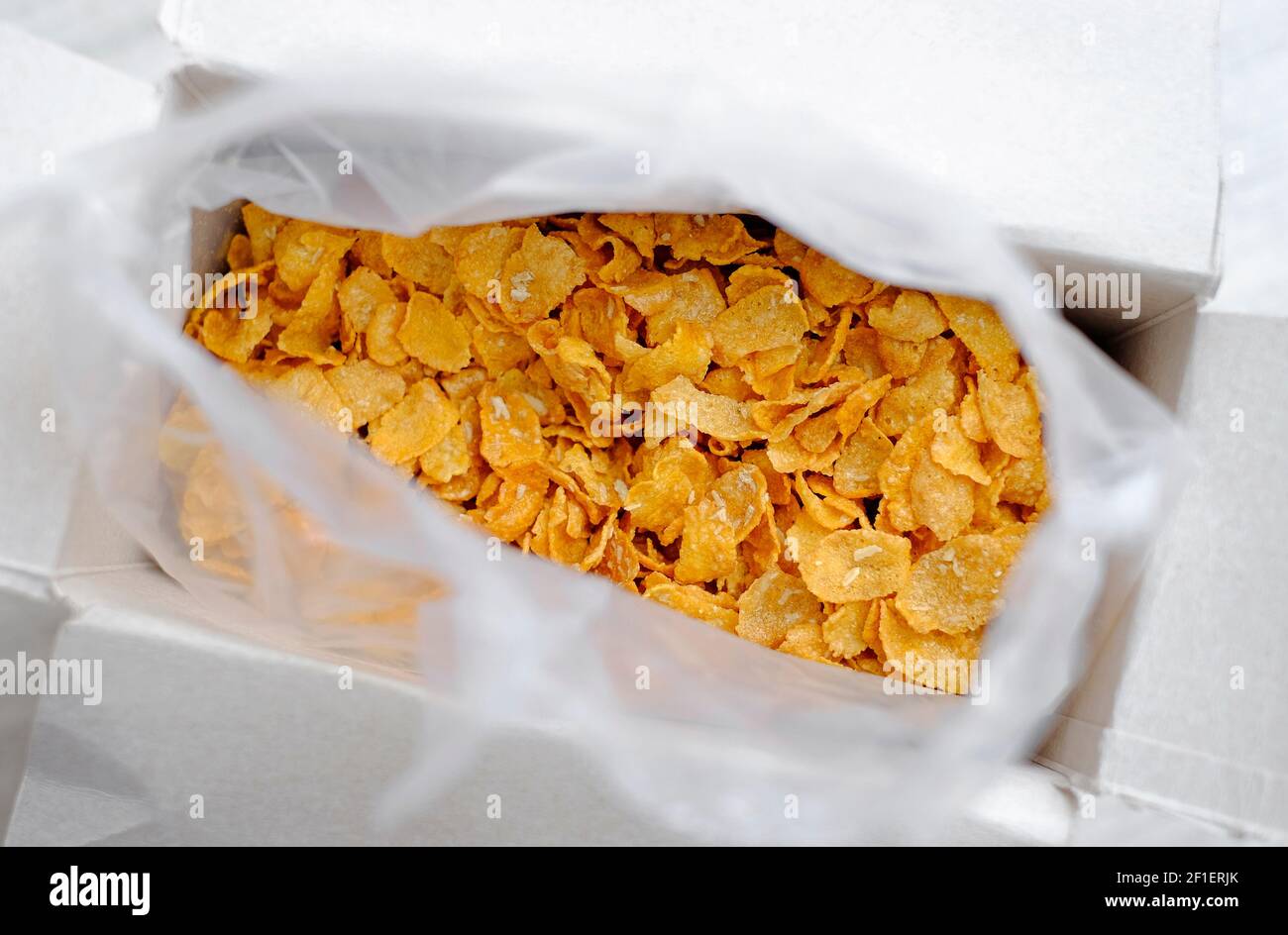 panoramica delle scaglie croccanti di cereali a base di noci in una scatola di cartone Foto Stock