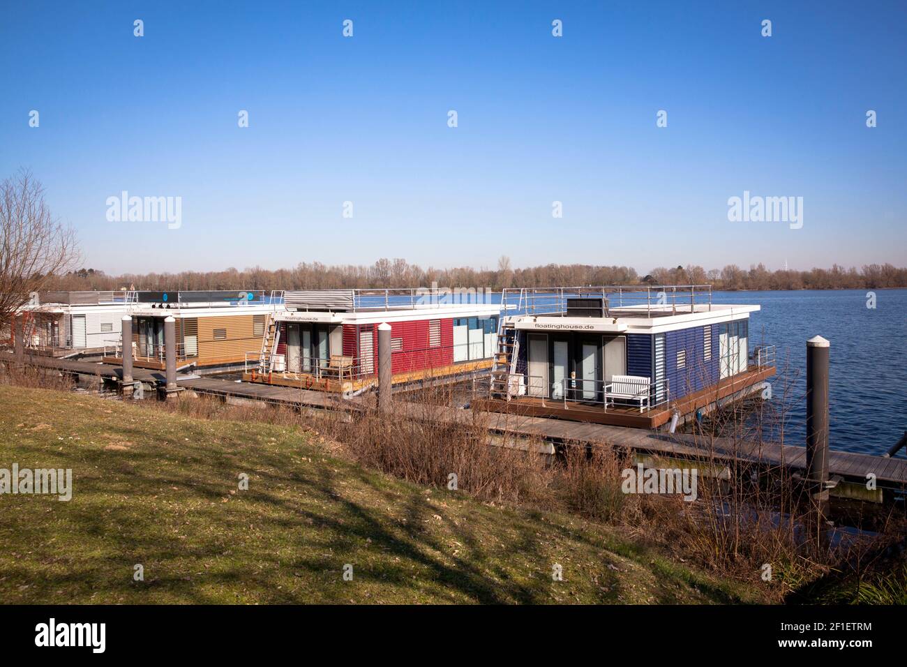 casa gallegante in affitto a Vynen sul lago Xantener Nordsee, Xanten, Nord Reno-Westfalia, Germania. Hausboote zum mieten a Vynen an der Xantener Nor Foto Stock