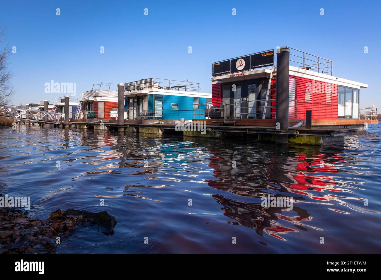 casa gallegante in affitto a Vynen sul lago Xantener Nordsee, Xanten, Nord Reno-Westfalia, Germania. Hausboote zum mieten a Vynen an der Xantener Nor Foto Stock