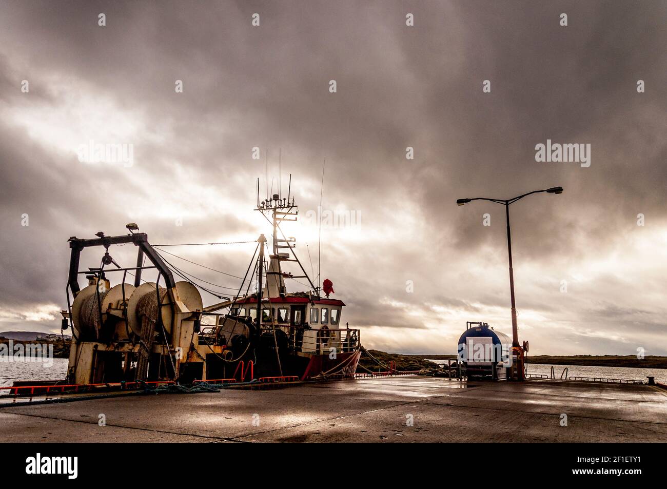 Barche da pesca costiera al porto di Burtonport, contea di Donegal, Irlanda Foto Stock