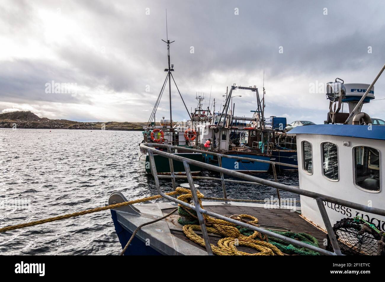 Barche da pesca costiera al porto di Burtonport, contea di Donegal, Irlanda Foto Stock