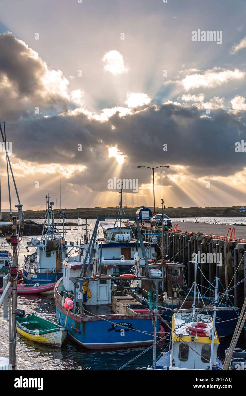 Barche da pesca costiera al porto di Burtonport, contea di Donegal, Irlanda Foto Stock