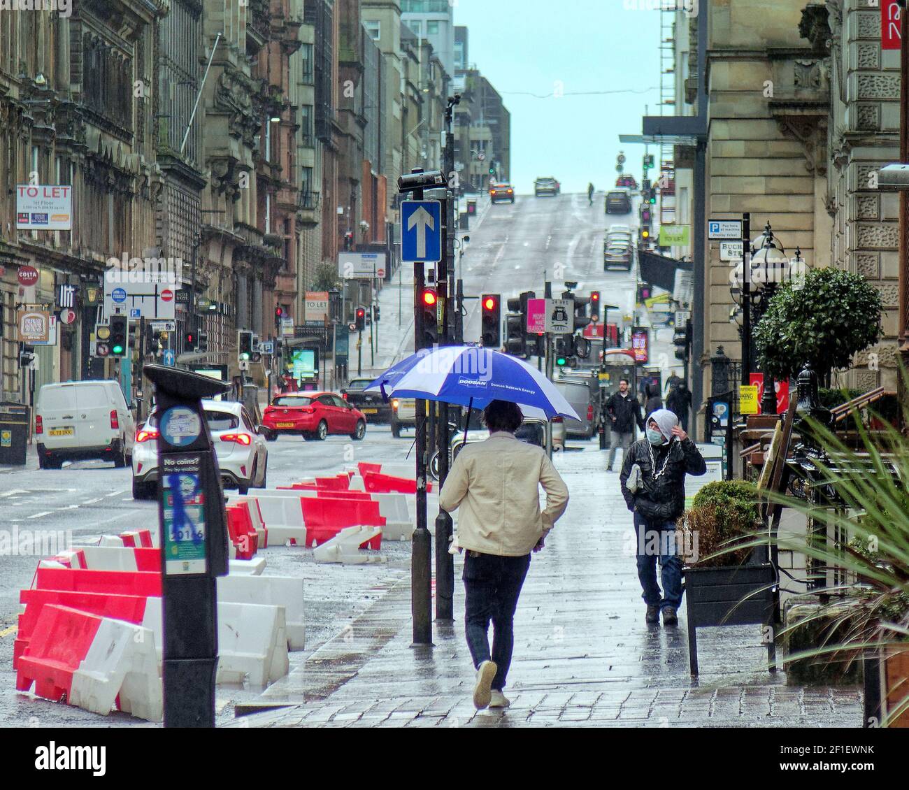 Glasgow, Scozia, Regno Unito. 8 Marzo 2021. Regno Unito Meteo: Pioggia e vento con più a venire nel centro della città che è vuoto di persone anche senza il tempo. Credit: Gerard Ferry/Alamy Live News Foto Stock