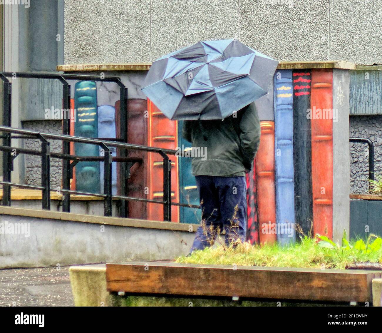 Glasgow, Scozia, Regno Unito. 8 Marzo 2021. Regno Unito Meteo: Pioggia e vento con più a venire nel centro della città che è vuoto di persone anche senza il tempo. Credit: Gerard Ferry/Alamy Live News Foto Stock