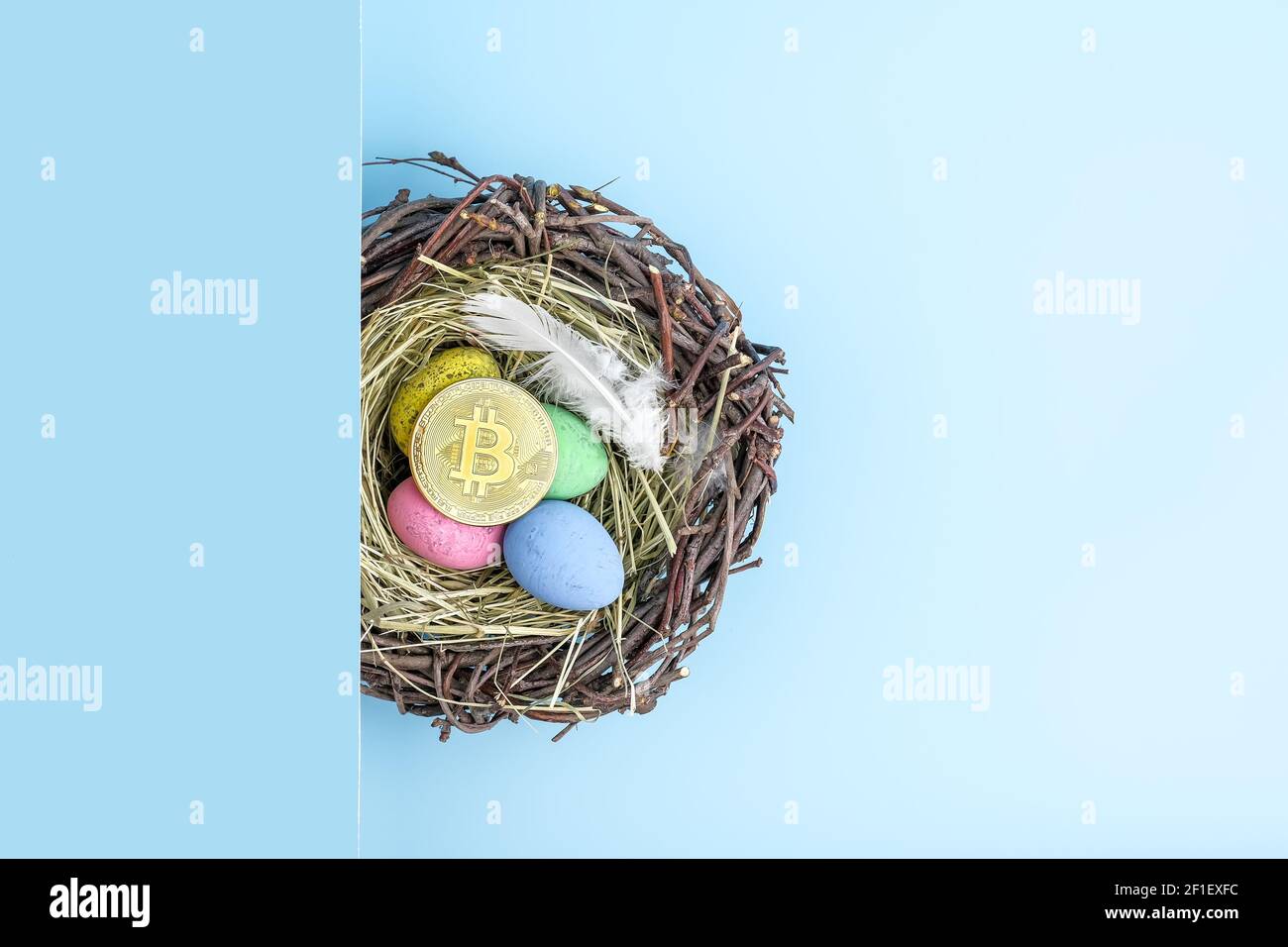 Vista dall'alto di Bitcoin e uova di pasqua e nido flatlay Foto Stock
