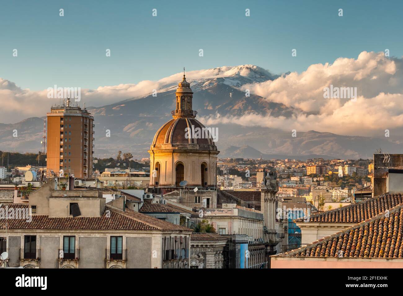 Catanese con vista sul vulcano Etna in Sicilia, Italia. Foto Stock