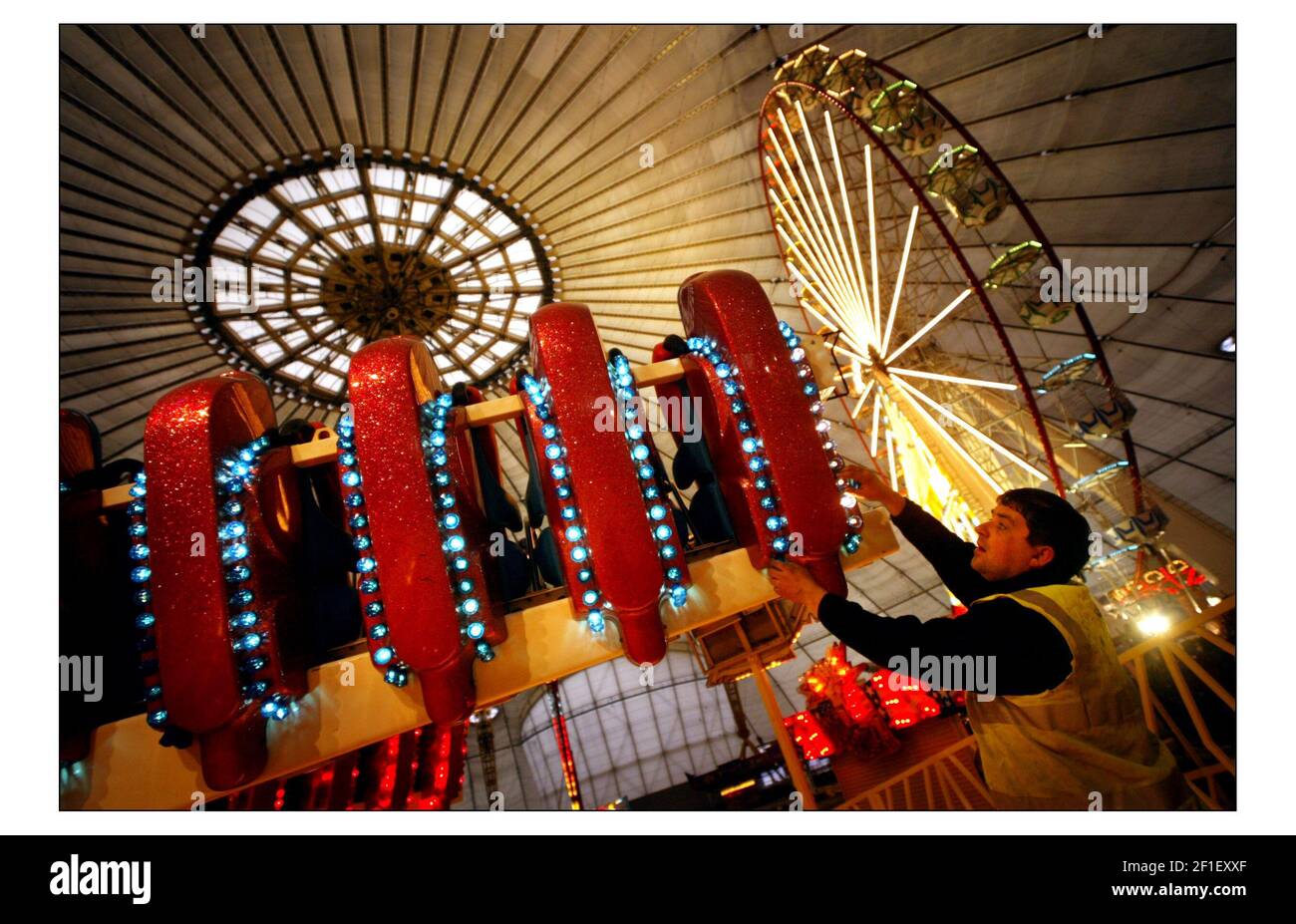 Il Duomo sarà aperto come parco a tema natalizio Per un mese oltre dicembre....un alto 25 m montagne russe Un salto bungee invertito e un 42m alto Ferris.pic David Sandison 4/12/2003 Foto Stock