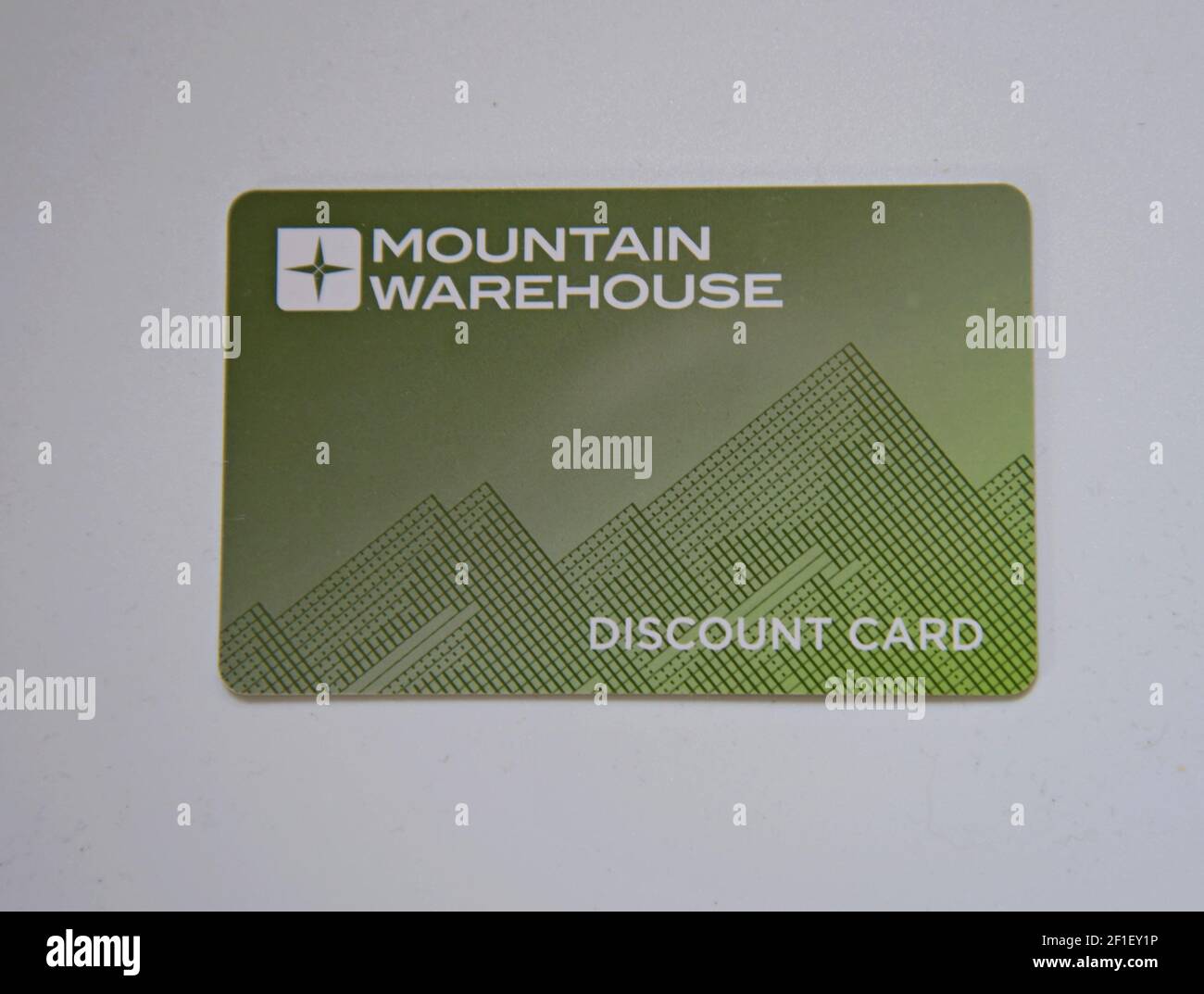 Una carta sconto per il negozio Mountain Warehouse, una catena di negozi all'aperto e da campeggio nel Regno Unito e in Irlanda Foto Stock