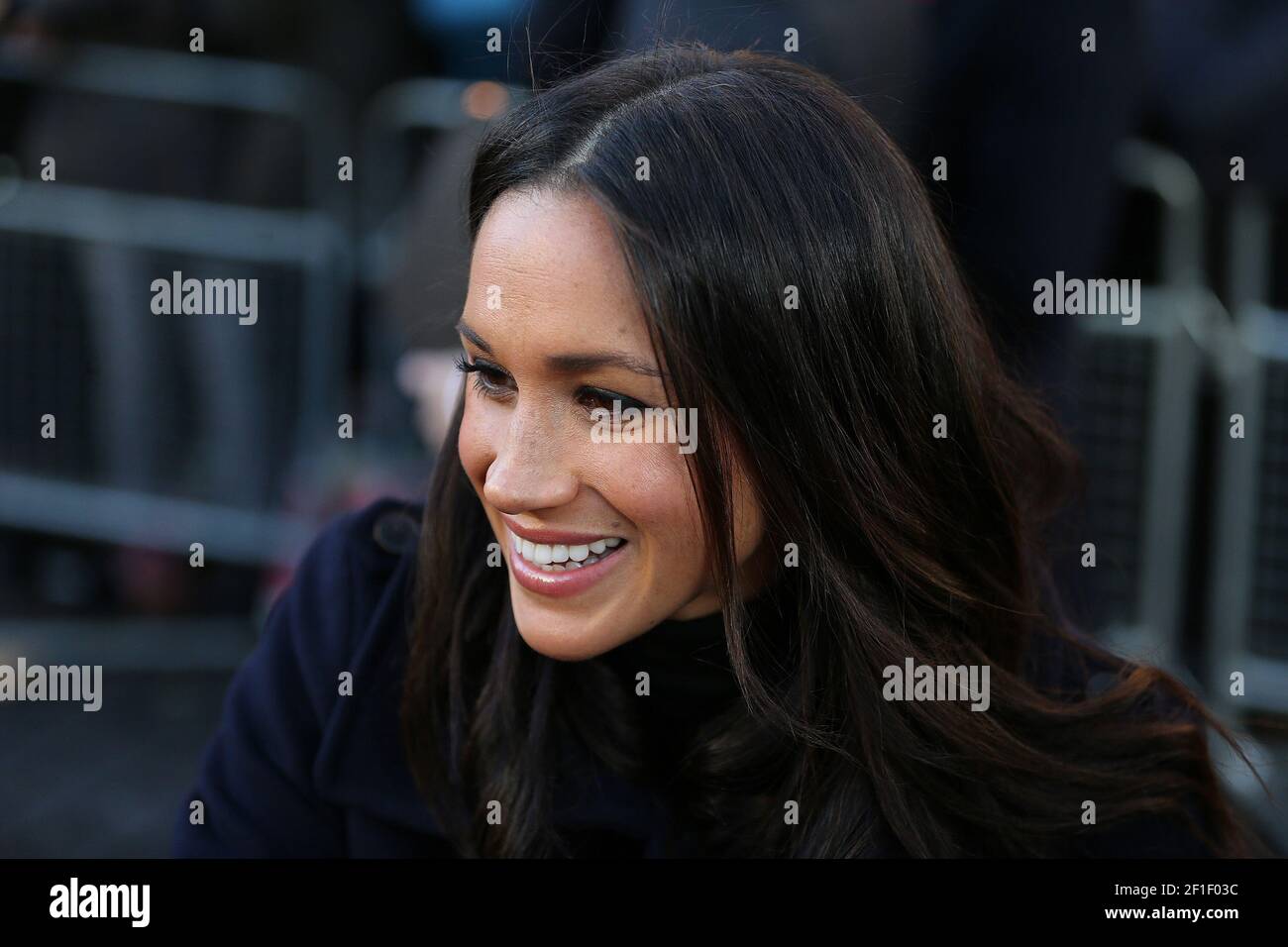 Il principe britannico Harry (non visto) e l'attrice statunitense Meghan Markle (C) Durante una visita al Terrence Higgins Trust World AIDS Giornata di beneficenza al Nott Foto Stock