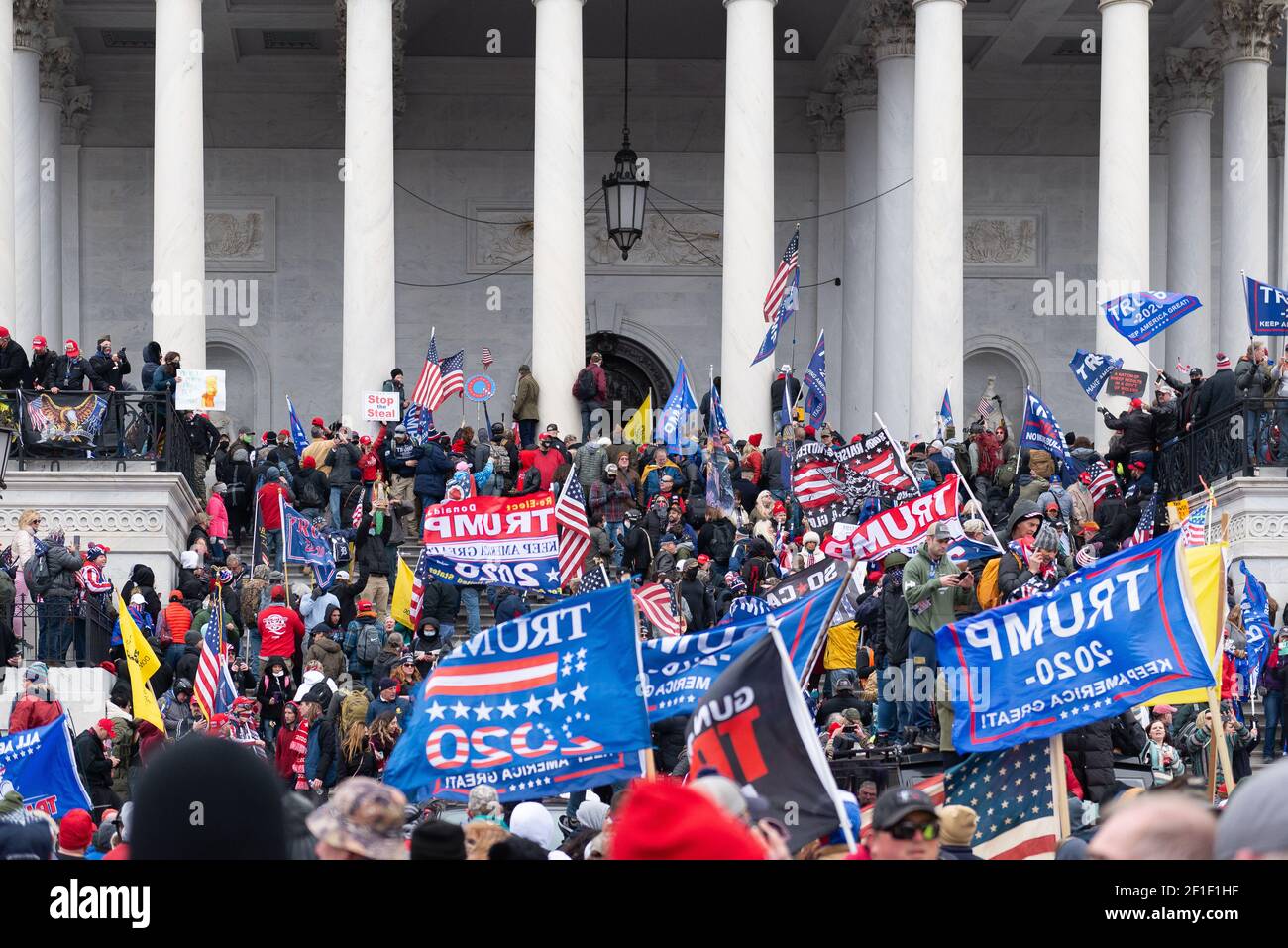 I sostenitori del presidente degli Stati Uniti Donald Trump attaccano violentemente l'edificio del Campidoglio per smettere di contare i voti nelle elezioni del 2020. Foto Stock