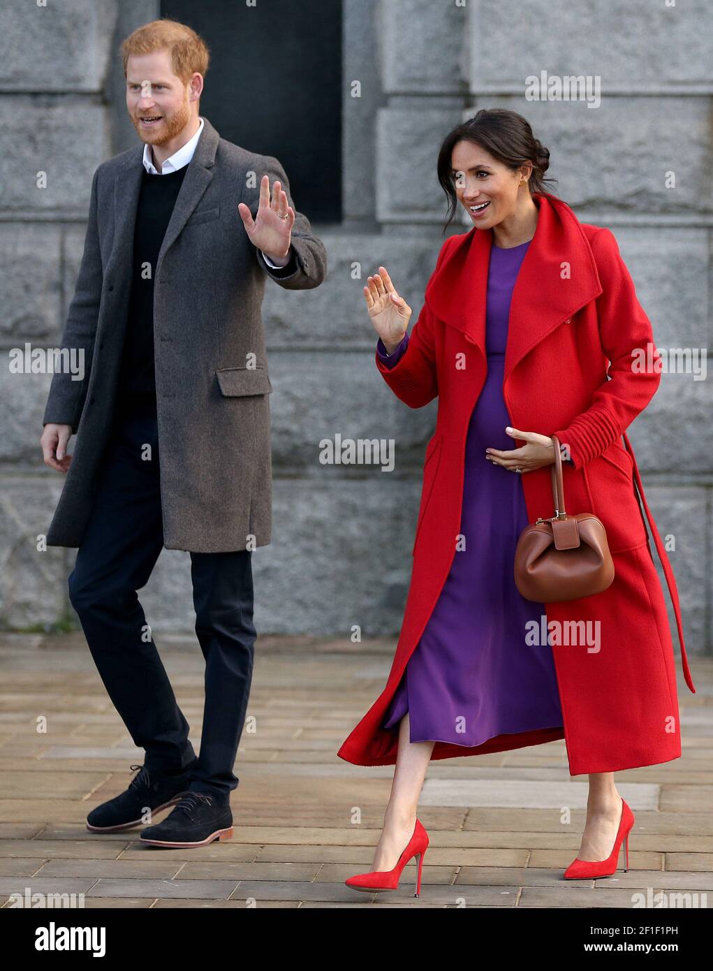Il Principe della Gran Bretagna Harry, Duca di Sussex e Meghan, Duchessa di Sussex saluta la folla fuori dal Municipio di Birkenhead, Gran Bretagna, il 14 gennaio 2019. Foto Stock