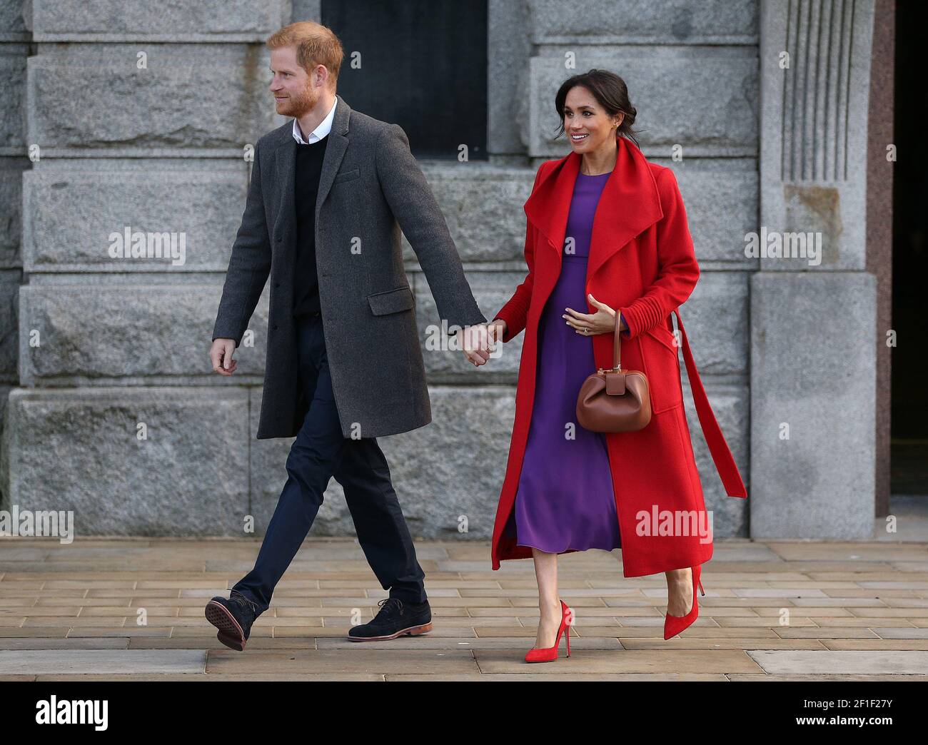 Il Principe della Gran Bretagna Harry, Duca di Sussex e Meghan, Duchessa di Sussex saluta la folla fuori dal Municipio di Birkenhead, Gran Bretagna, il 14 gennaio 2019. Foto Stock