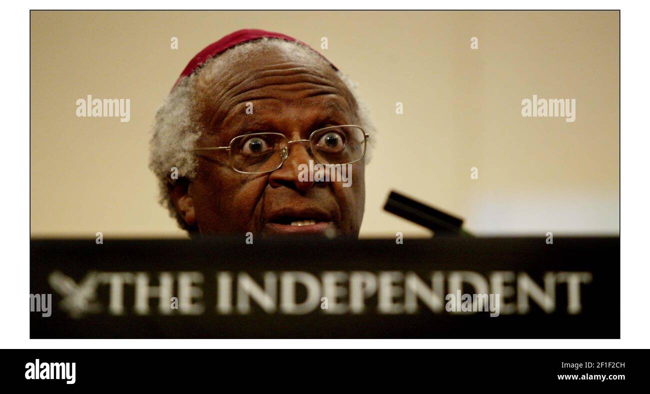 Mons. Desmond Tutu, che parla alle Trust caritative di Frank Longford Terza lezione di Longford sponsorizzata dall'Independent.pic David Sandison 16/2/2004 Foto Stock