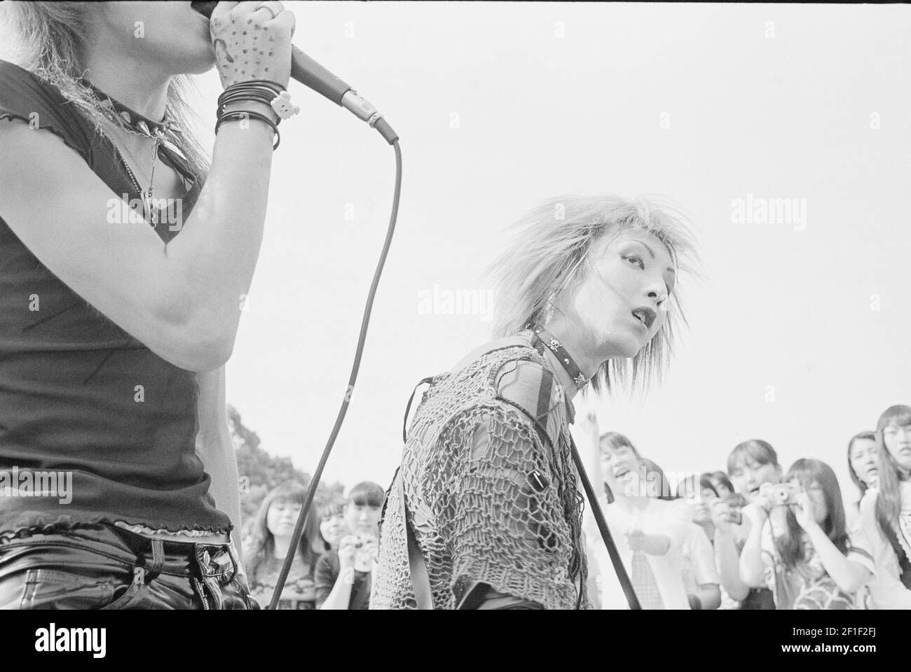 Teenager giapponesi che guardano un concerto gratuito al parco Yoyogi, Harajuku, Tokyo, Giappone, 1998 Foto Stock