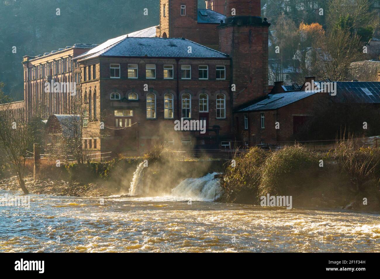 Vista invernale del Mulino Masson e del fiume Derwent a Matlock Bath un villaggio collinare nella zona Derbyshire Dales di Il Peak District Inghilterra Regno Unito Foto Stock