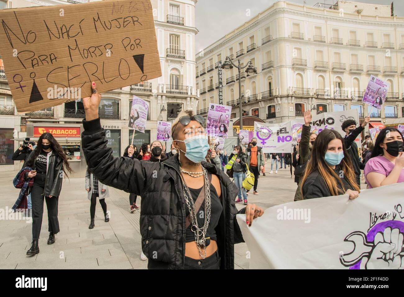 Nonostante il divieto della delegazione governativa delle marce convocata oggi a Madrid per 8 M, diverse dozzine di persone si sono concentrate nella Puerta del Sol. La concentrazione è stata chiamata a 12 km zero della capitale per Pan y Rosas, un gruppo femminista di sinistra che ha invocato la disobbedienza. Oltre a riunirsi in Sol, questo gruppo aveva diffuso consulenza attraverso le reti sociali nel caso in cui una delle donne fosse stata arrestata. Foto Stock