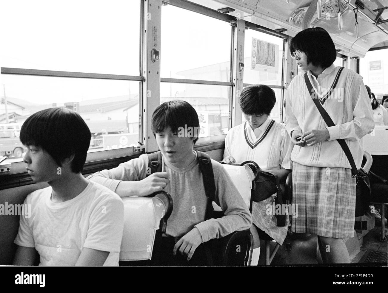 I bambini in Giappone vanno a scuola in autobus a Hiroshima, Giappone Foto Stock
