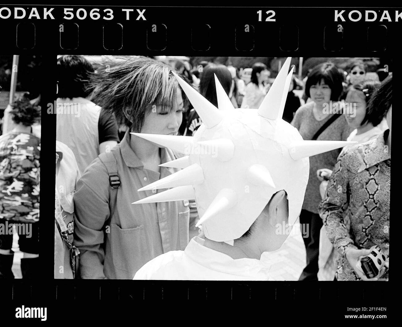Adolescente ragazza che indossa cappello bianco con punte, Tokyo Street fashion, Yoyogi Park, Harajuku, Giappone Foto Stock
