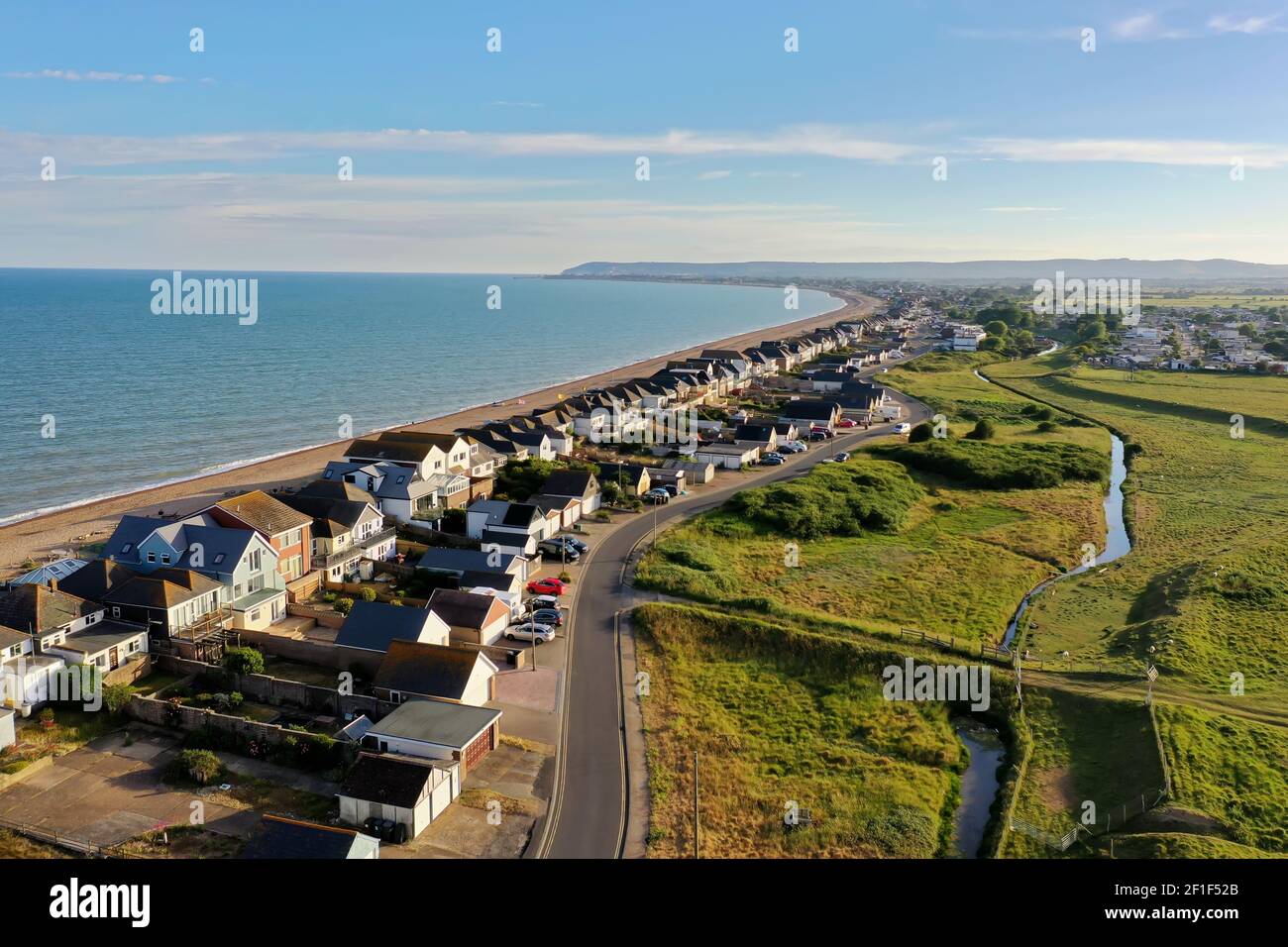 Splendida vista aerea della baia di Normanni e della costa di Eastbourne che mostra la spiaggia, il mare, la città e il sud in lontananza Foto Stock