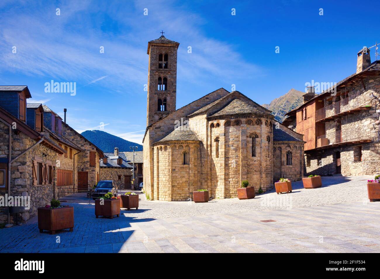Vista posteriore della chiesa di sta. Maria de Taull dichiarata patrimonio dell'umanità dall'UNESCO - Valle di Boi, Catalogna, Spagna Foto Stock