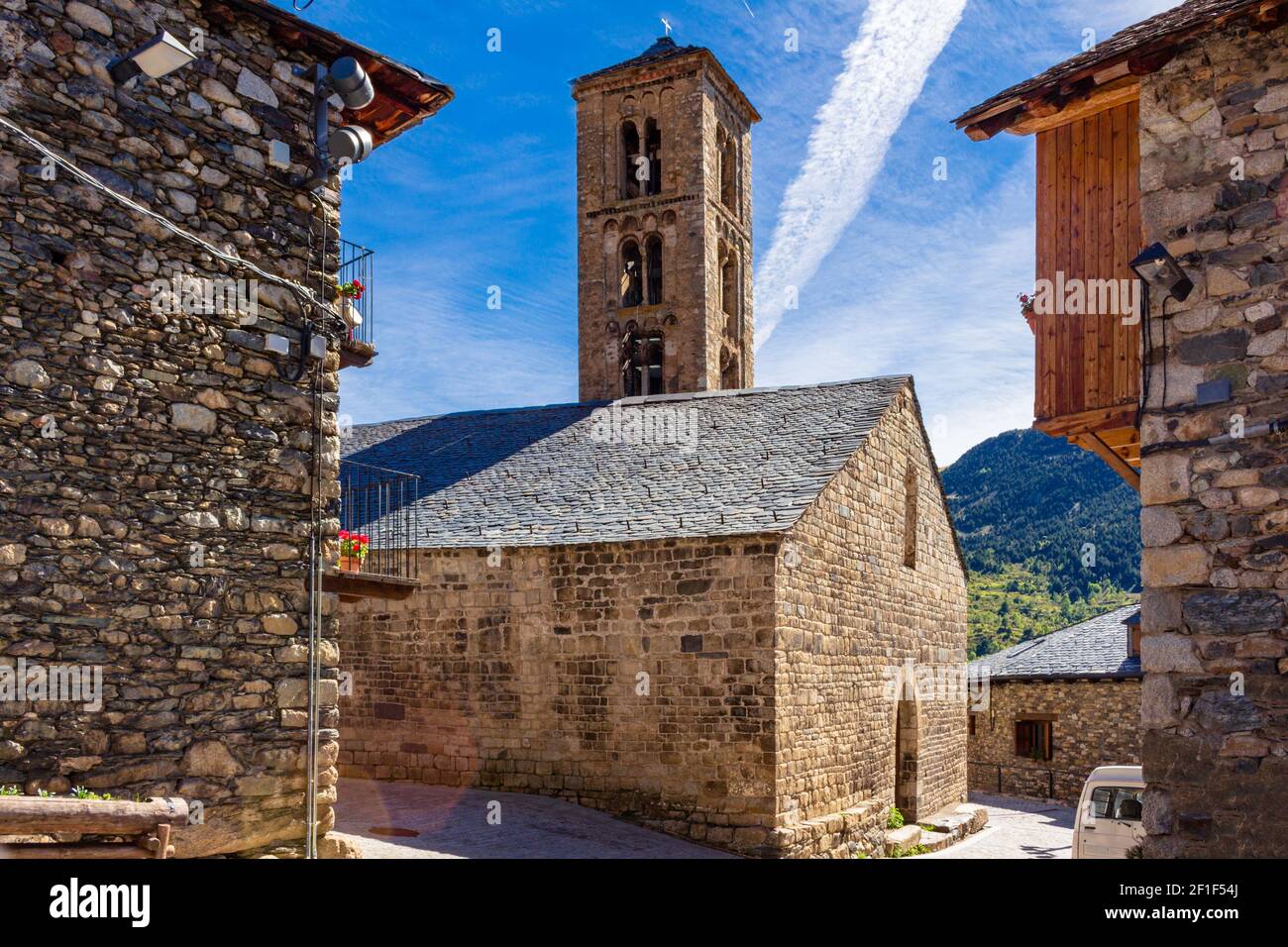 Vista della facciata principale della Chiesa di sta. Maria de Taull, dichiarata patrimonio dell'umanità dall'UNESCO. Boi Valley, Catalogna, Spagna Foto Stock