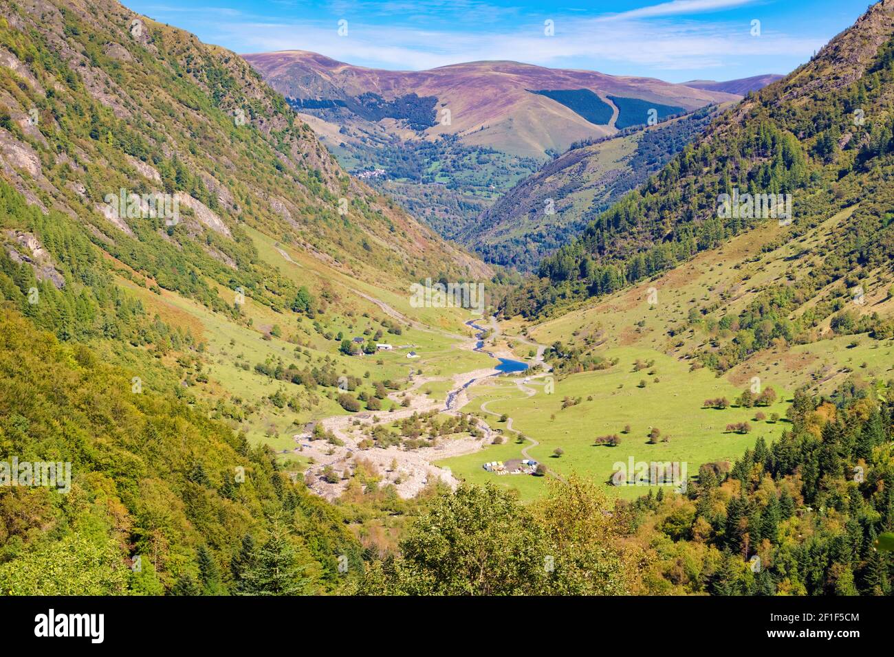 Panoramica delle montagne dalla salita al Lago Oo in Alt Ganone, Francia Foto Stock