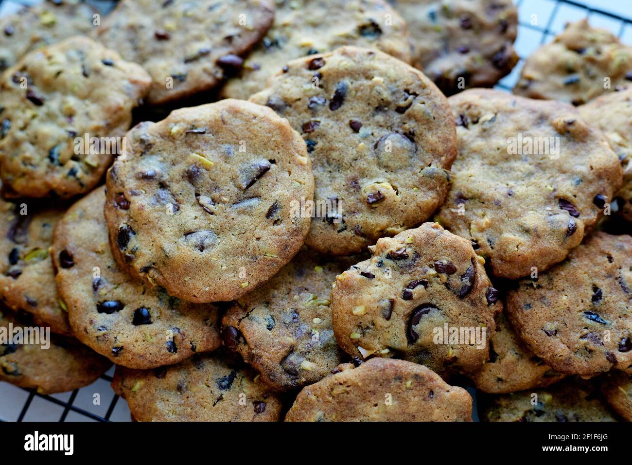 Primo piano di Pile of Chocolate chip Cookies Foto Stock