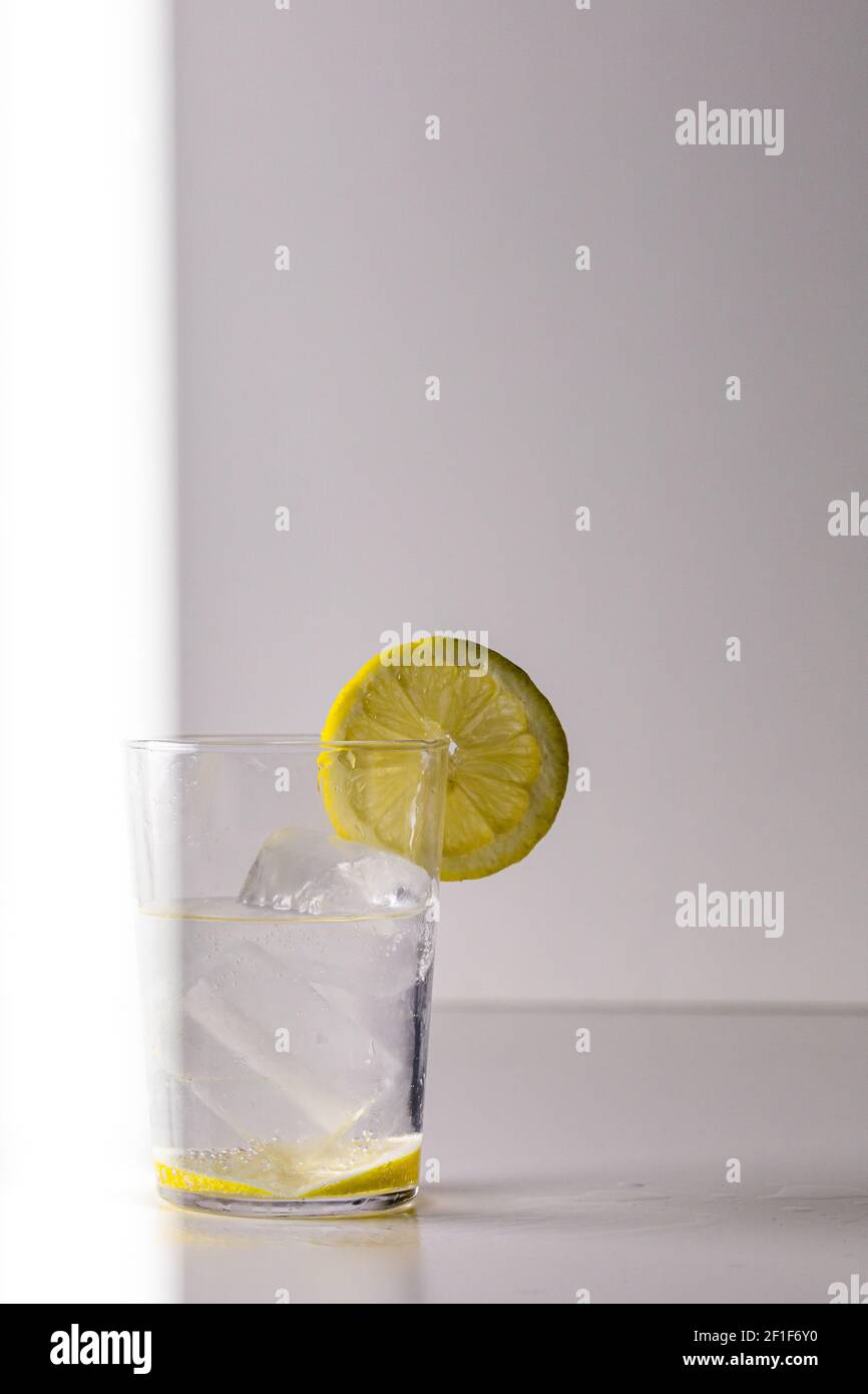 Un primo piano di un bicchiere di cocktail Mauresque con un fetta di limone isolata su sfondo bianco Foto Stock