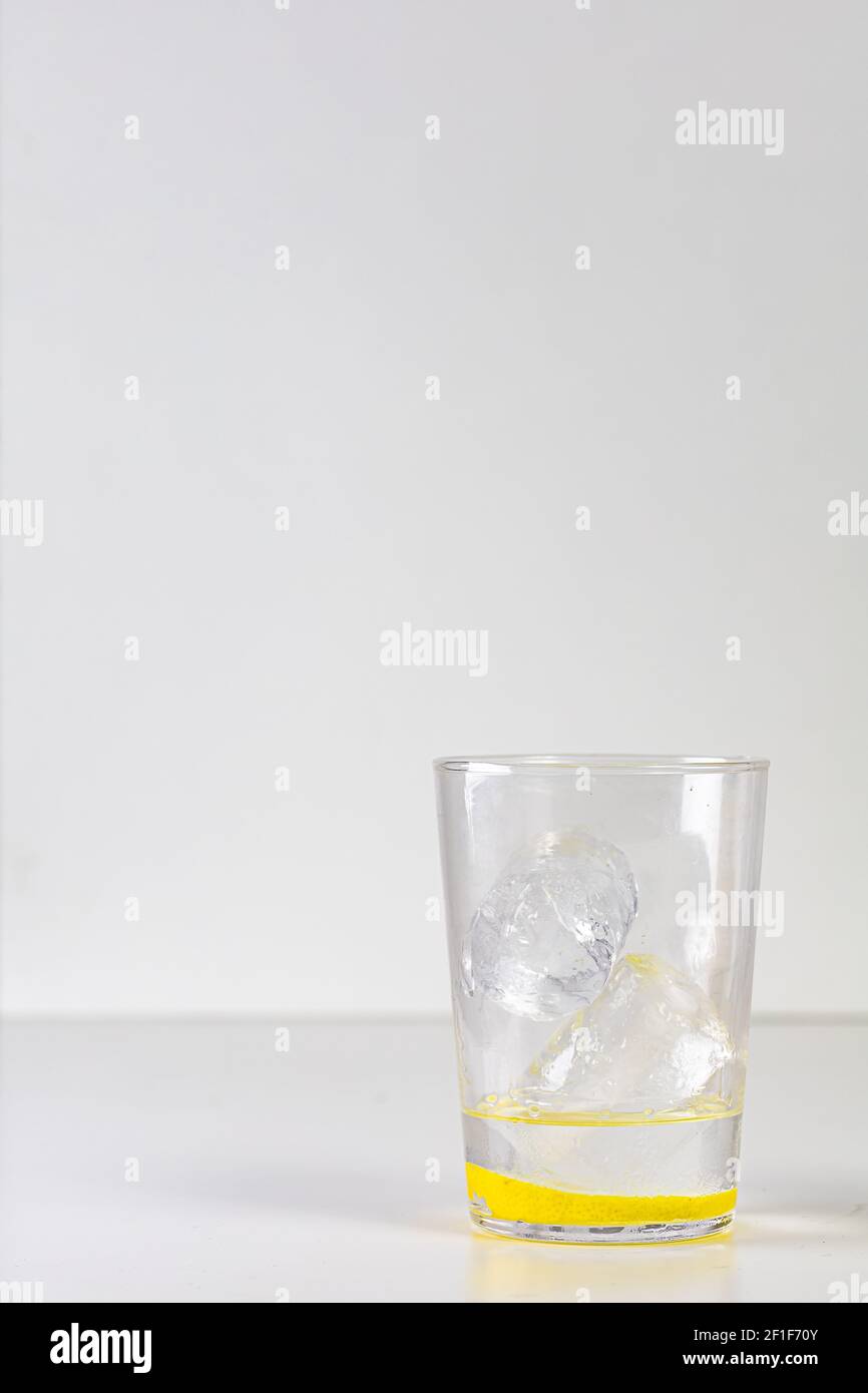 Un primo piano di un bicchiere di cocktail Mauresque con un fetta di limone isolata su sfondo bianco Foto Stock