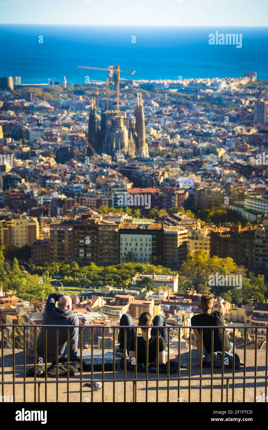 Per coloro che godono della vista di Barcellona dal bunker Carmelo viewpoint Foto Stock