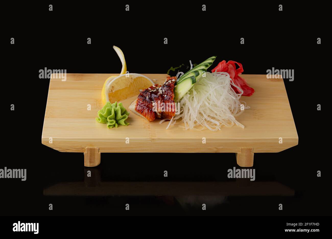 alimenti giapponesi sashimi pesce, crostacei o crostacei grezzi a fette su tavola di legno. Foto Stock