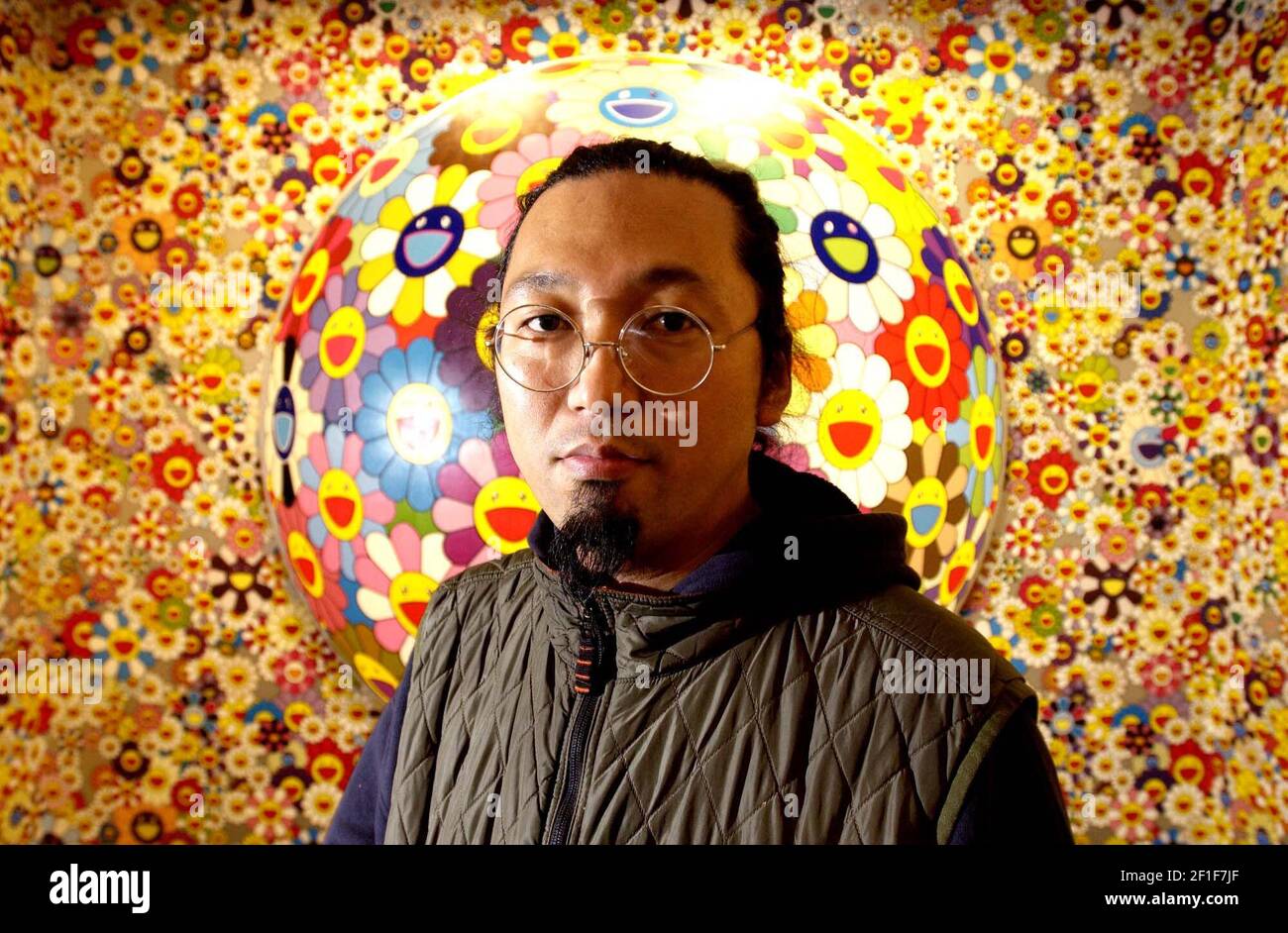 L'artista contemporaneo Takashi Murakami con il suo lavoro alla serpentina galleria in mostra al pubblico da domani.11 novembre 2002 foto Andy Paradise Foto Stock