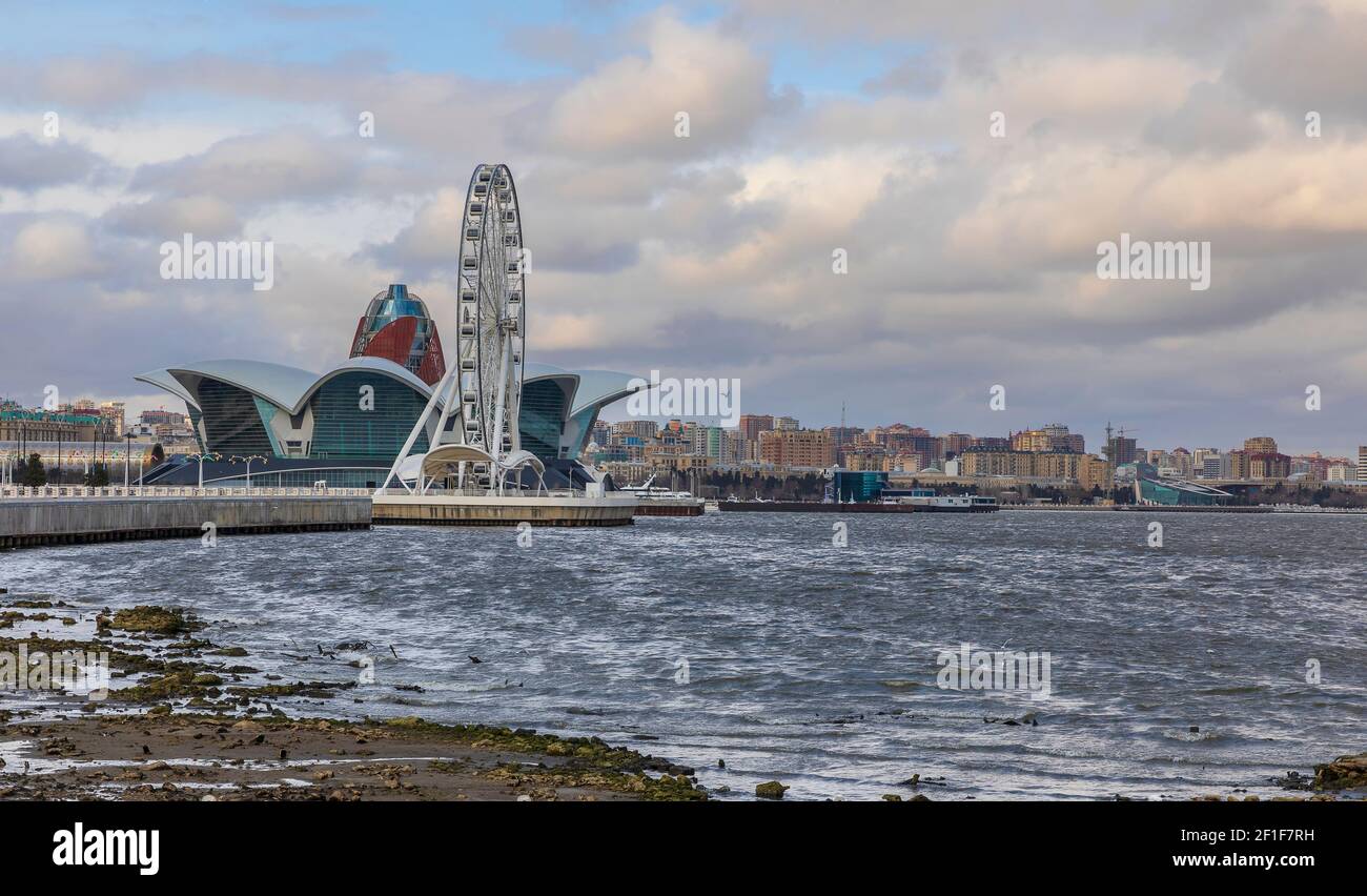 Tempesta sulla costa del Mar Caspio a Baku Foto Stock