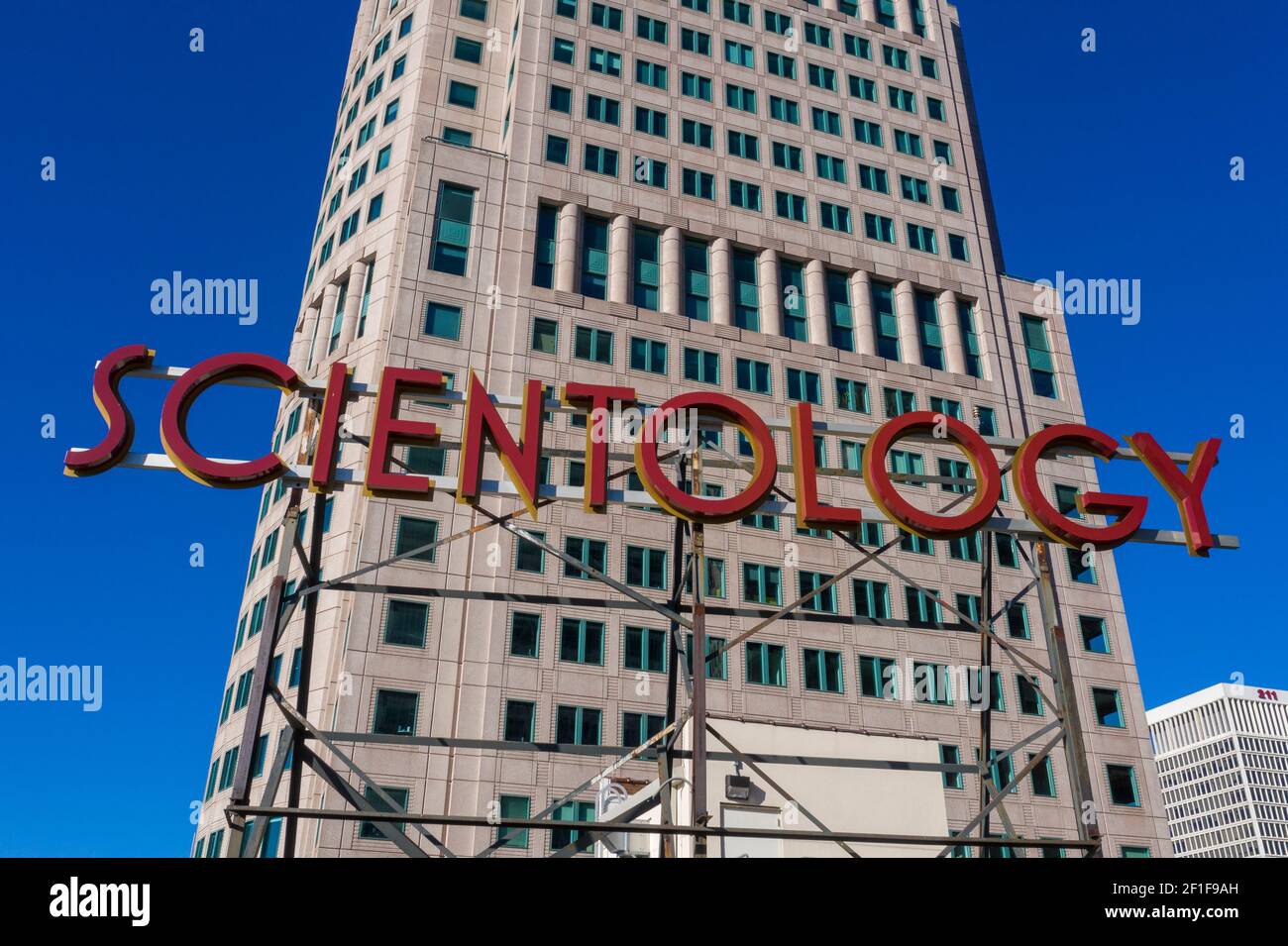 Detroit, Michigan - un segno di Scientology in cima alla sede centrale della Chiesa di Scientology nel centro di Detroit. Foto Stock