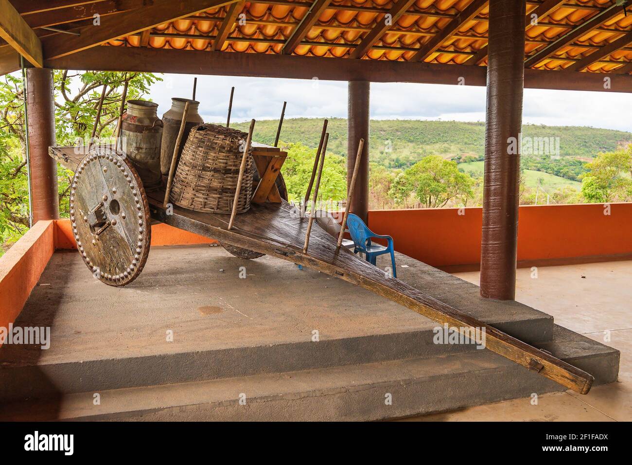 Capitólio - MG, Brasile - 10 dicembre 2020: Carrello di bue, carro de Boi in portoghese. Mezzo di trasporto primitivo per il carico e le persone utilizzate nella regione rurale Foto Stock