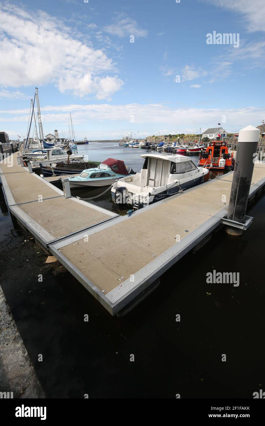 Girvan, South Ayrshire, SW Scotland, UK, l'ingresso del porto che mostra i nuovi pontoni e ormeggi Foto Stock