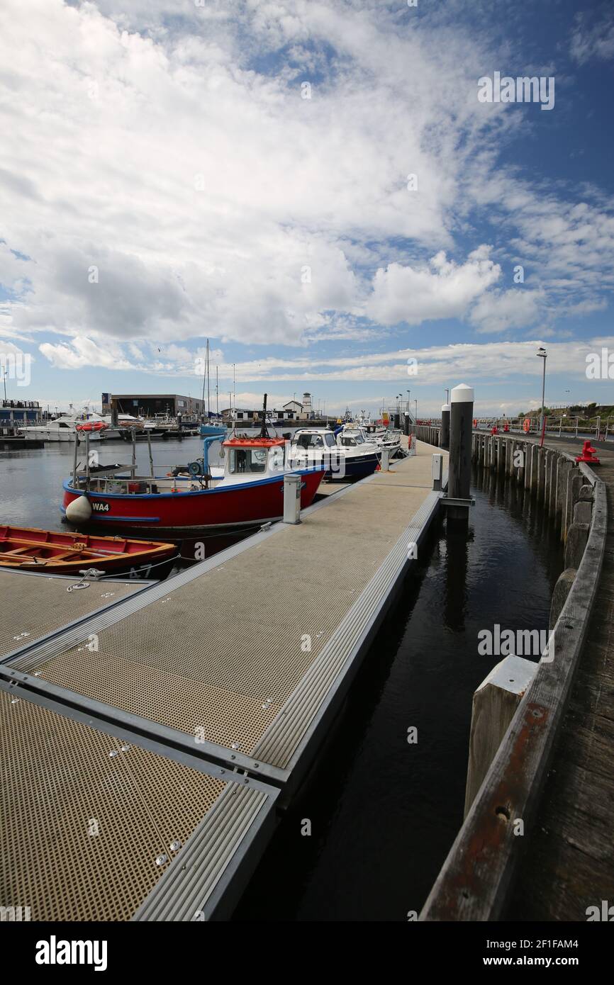 Girvan, South Ayrshire, SW Scotland, UK, l'ingresso del porto che mostra i nuovi pontoni e ormeggi Foto Stock