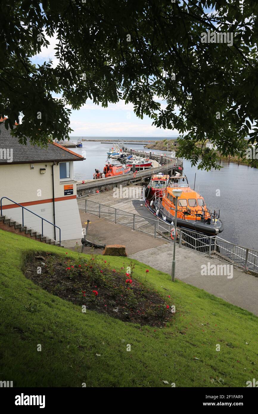 Girvan, South Ayrshire, SW Scotland, UK, l'ingresso del porto che mostra i nuovi pontoni e ormeggi Foto Stock