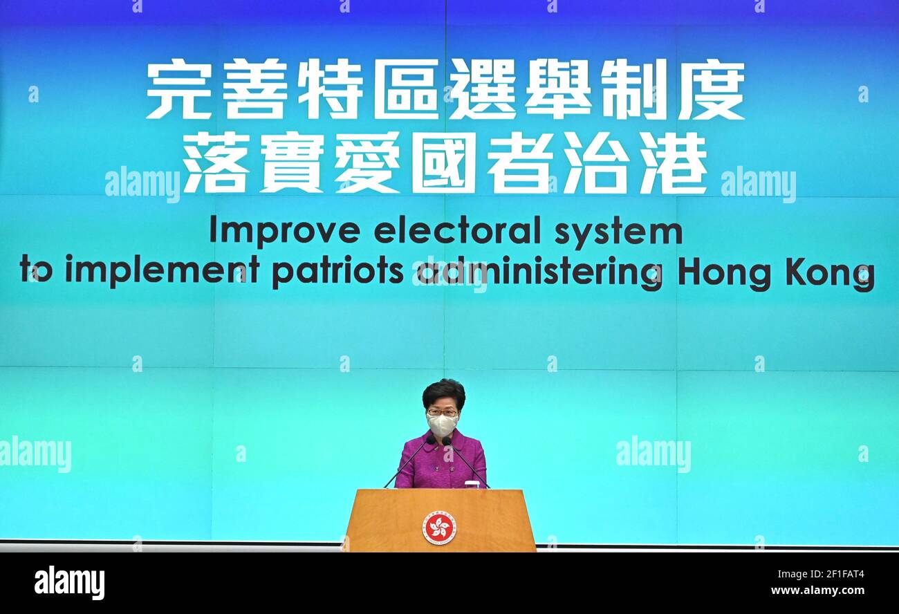 (210308) -- HONG KONG, 8 marzo 2021 (Xinhua) -- Carrie Lam, amministratore delegato della Regione amministrativa speciale di Hong Kong (HKSAR), partecipa a una conferenza stampa a Hong Kong, Cina meridionale, l'8 marzo 2021. Carrie Lam ha affermato lunedì che l'approccio "decisione + emendamento" per migliorare il sistema elettorale della RAS di Hong Kong è legale e costituzionale, E il governo della RAS di Hong Kong collaborerà con le autorità centrali per svolgere il lavoro in tre aspetti. Lam ha elaborato i tre aspetti in un comunicato stampa qui. IN SEGUITO: 'HKSAR govv' t lavorare con le autorità centrali per migliorare il sistema elettorale Foto Stock